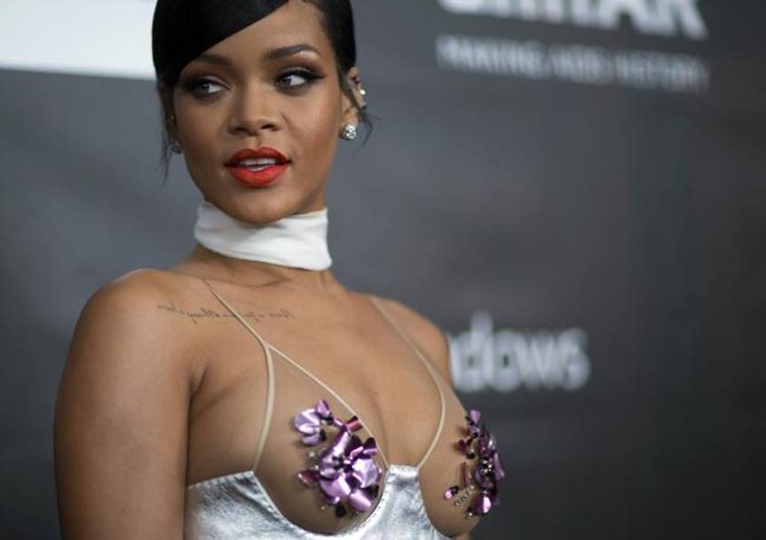  Il nude  look di    Rihanna     al gal  &#39;amfAR Inspiration&#39;, a Los Angeles. La popstar ha giocato a scandalizzare con uno spacco vertiginoso e un paio di copricapezzoli a forma di fiore.  (Reuters)